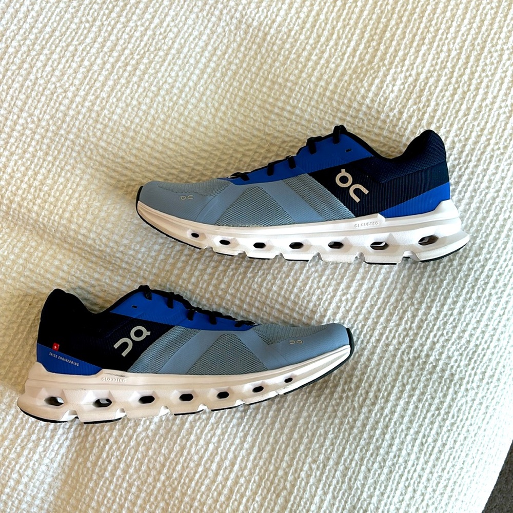 Women ON running cloud runner size 11